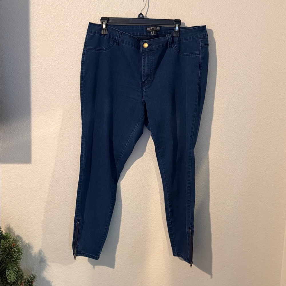 Forever 21 women’s Skinny Jeans with zipper ankle details